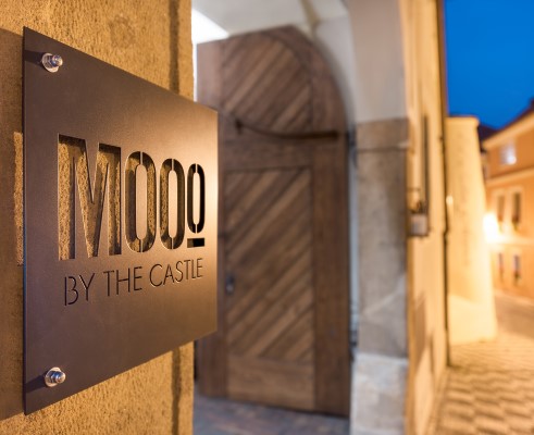 MOOo by the Castle Apartments - entrance